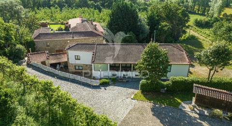 Duas quintas, com exploração agrícola e turismo rural;