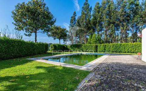 Duas quintas, com exploração agrícola e turismo rural;