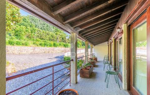 Duas quintas, com exploração agrícola e turismo rural;