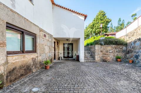 Duas quintas, com exploração agrícola e turismo rural;