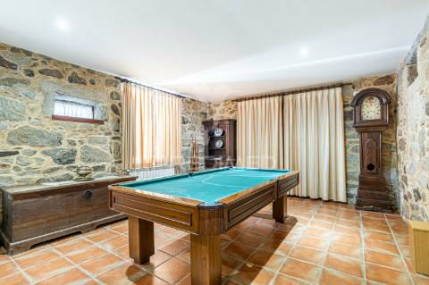 Duas quintas, com exploração agrícola e turismo rural;