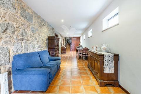 Duas quintas, com exploração agrícola e turismo rural;