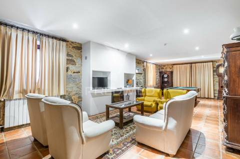 Duas quintas, com exploração agrícola e turismo rural;