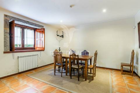 Duas quintas, com exploração agrícola e turismo rural;