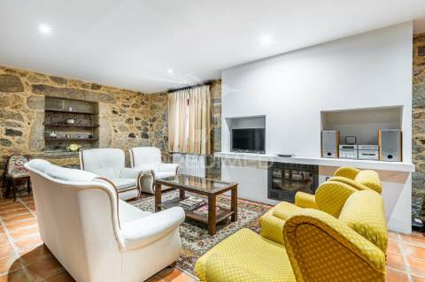 Duas quintas, com exploração agrícola e turismo rural;