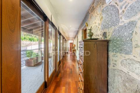 Duas quintas, com exploração agrícola e turismo rural;