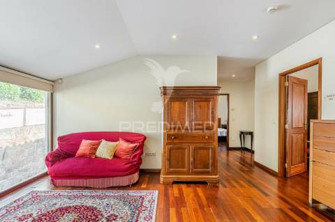 Duas quintas, com exploração agrícola e turismo rural;