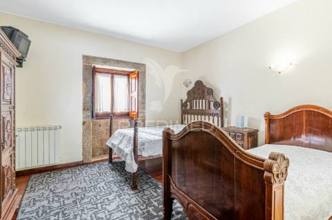 Duas quintas, com exploração agrícola e turismo rural;