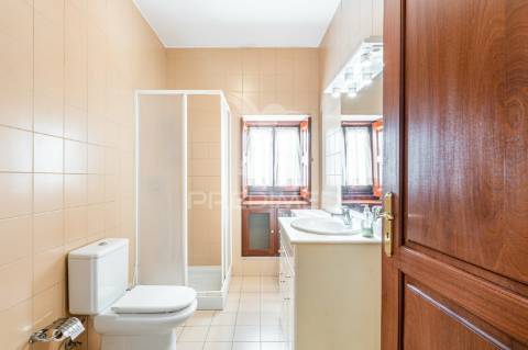 Duas quintas, com exploração agrícola e turismo rural;