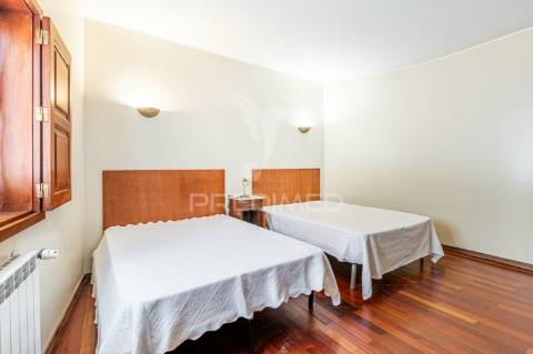 Duas quintas, com exploração agrícola e turismo rural;