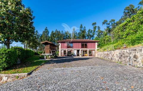 Duas quintas, com exploração agrícola e turismo rural;