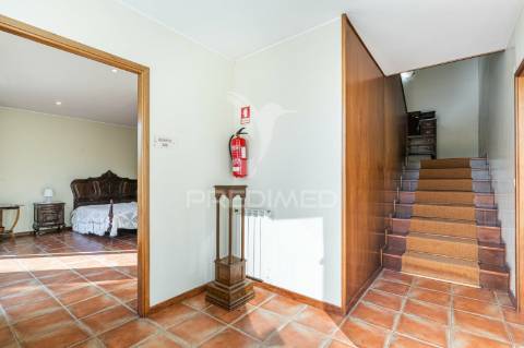 Duas quintas, com exploração agrícola e turismo rural;