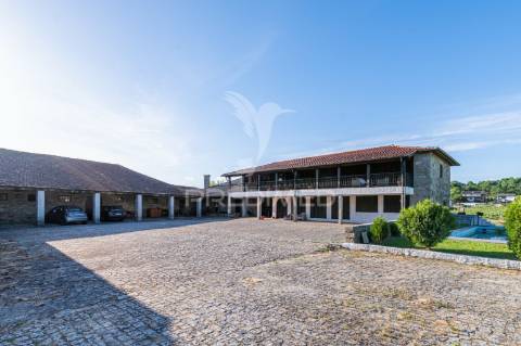 Duas quintas, com exploração agrícola e turismo rural;