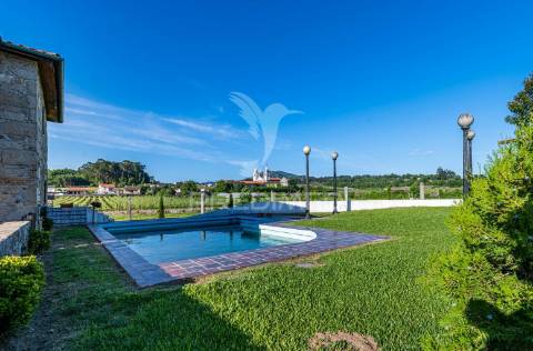 Duas quintas, com exploração agrícola e turismo rural;