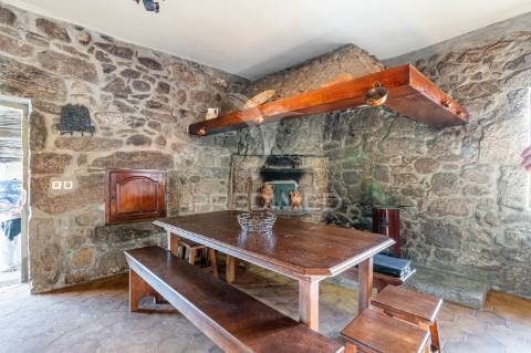 Duas quintas, com exploração agrícola e turismo rural;