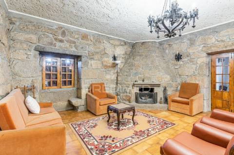 Duas quintas, com exploração agrícola e turismo rural;