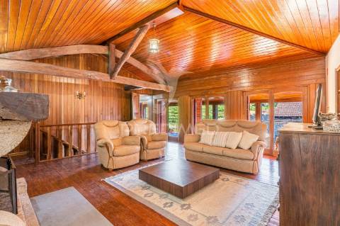 Duas quintas, com exploração agrícola e turismo rural;