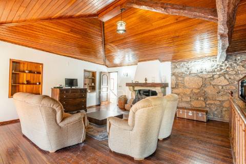 Duas quintas, com exploração agrícola e turismo rural;