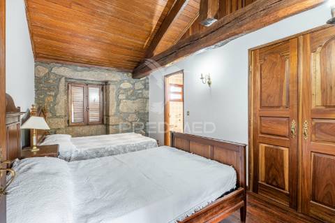 Duas quintas, com exploração agrícola e turismo rural;