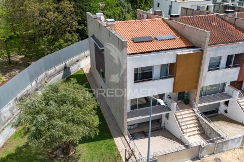 Moradia t4 em gaveto - merelim são paio