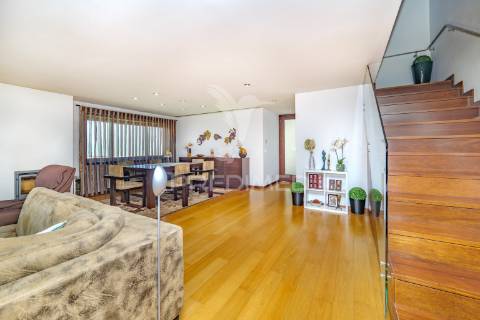 Moradia t4 em gaveto - merelim são paio