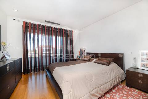 Moradia t4 em gaveto - merelim são paio