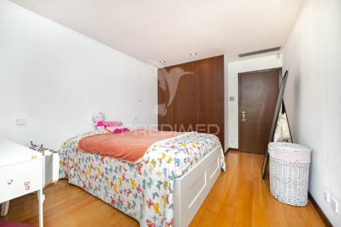 Moradia t4 em gaveto - merelim são paio