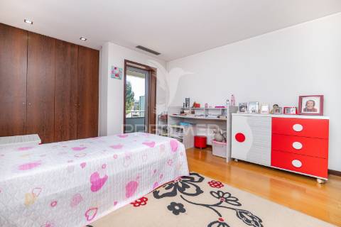 Moradia t4 em gaveto - merelim são paio