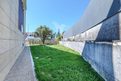 Moradia t4 em gaveto - merelim são paio