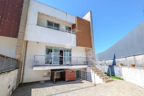 Moradia t4 em gaveto - merelim são paio