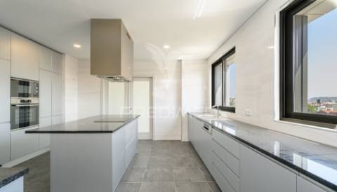 T4 último piso com terraço de 120 m² na rotunda da boavista – porto