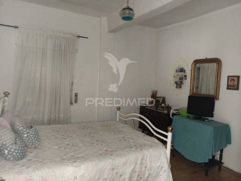 Moradia isolada t4+3 amadora - mina de agua