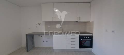 Apartamento t2 remodelado na amora | com varanda