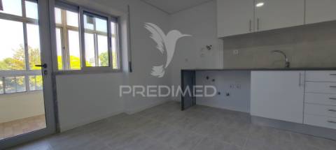 Apartamento t2 remodelado na amora | com varanda