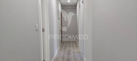 Apartamento t2 remodelado na amora | com varanda