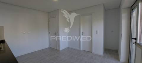 Apartamento t2 remodelado na amora | com varanda