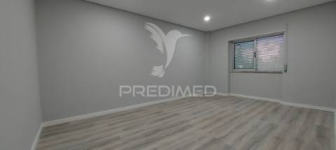 Apartamento t2 remodelado na amora | com varanda