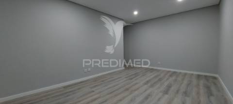 Apartamento t2 remodelado na amora | com varanda