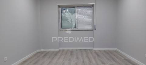 Apartamento t2 remodelado na amora | com varanda