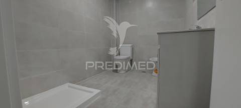 Apartamento t2 remodelado na amora | com varanda