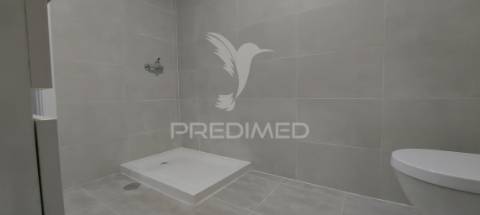 Apartamento t2 remodelado na amora | com varanda