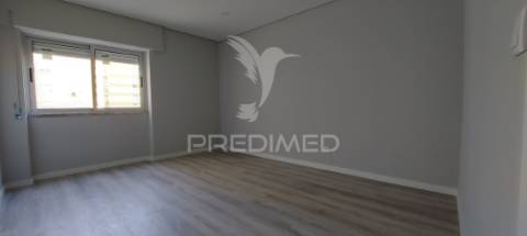 Apartamento t2 remodelado na amora | com varanda