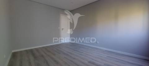 Apartamento t2 remodelado na amora | com varanda