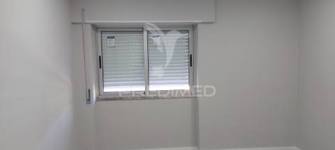 Apartamento t2 remodelado na amora | com varanda