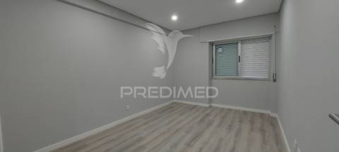 Apartamento t2 remodelado na amora | com varanda