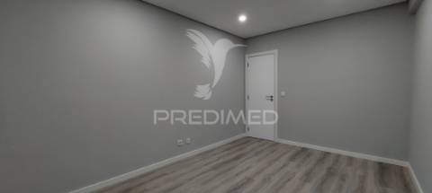 Apartamento t2 remodelado na amora | com varanda