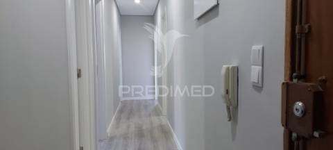 Apartamento t2 remodelado na amora | com varanda