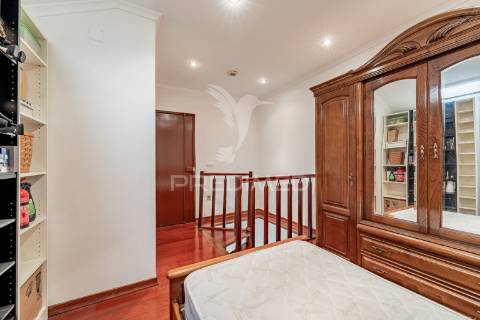 T2 duplex bem localizado, na baixa da banheira