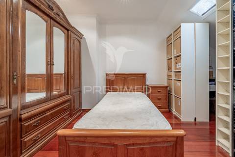 T2 duplex bem localizado, na baixa da banheira