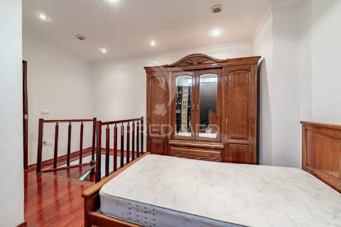 T2 duplex bem localizado, na baixa da banheira